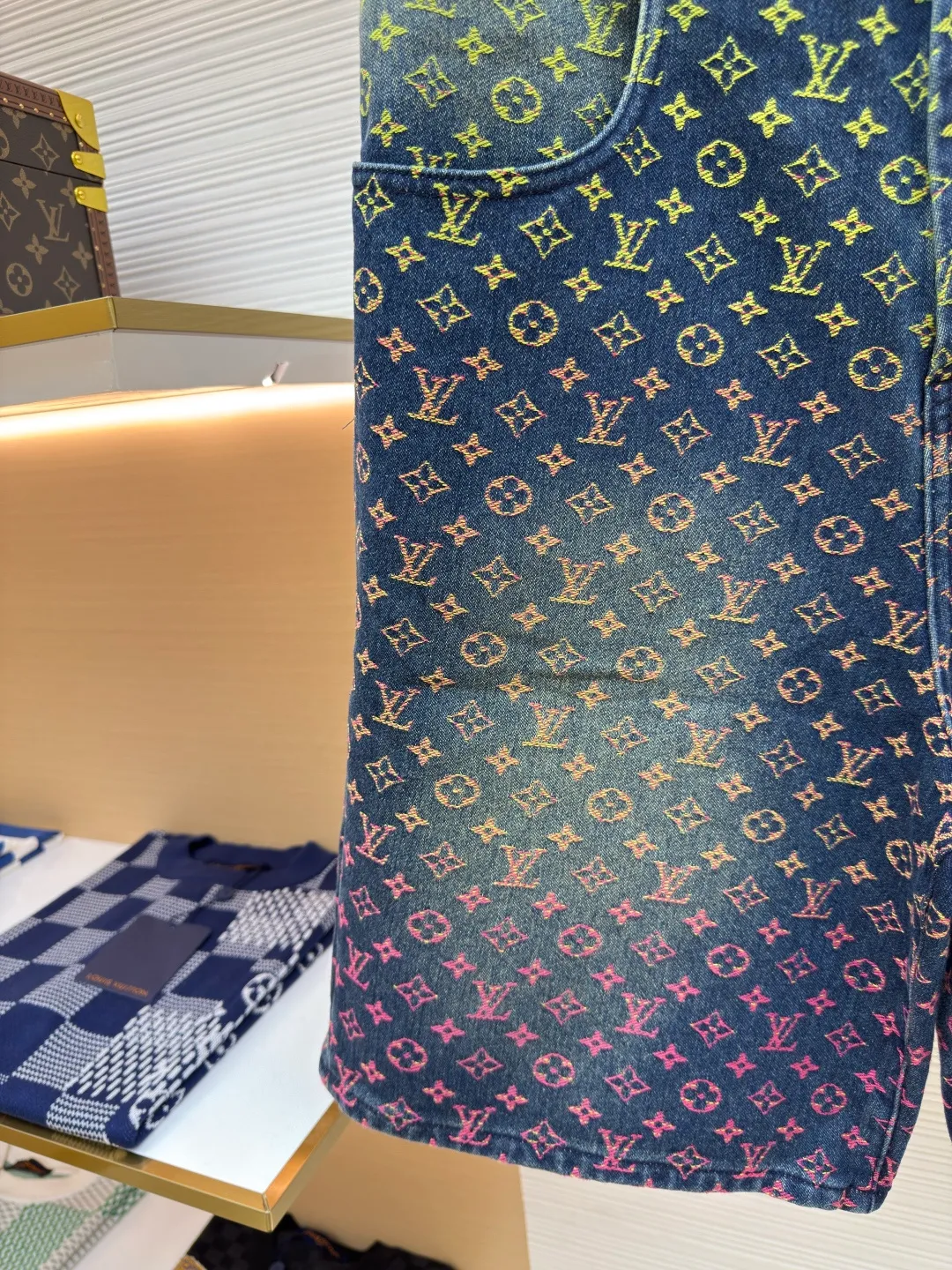 LOUIS VUITTON gradient jacquard denim shorts ●Authentic product: purchased and developed at 16900 ●Item number: 1680135-B30 ●Fabric: denim fabric ●Technology: jacquard gradient production ●Version: fitted version ●Weight: about 640 grams ●Size: 30-31-32-33 ●Description: The fabric is made of 10s*7s combed cotton denim, matched with 60s twill Tencel cotton lining, purchased Y version color matching, ordered and dyed 4 color weft yarns, referring to the Y version color gradient level, single color yarn hand-numbered fabric organization, 1:1 restoration of pattern painting jacquard device, weft yarn is made of 100% cotton yarn, the fabric is woven with a rapier jacquard machine, purely hand-made single-piece cutting, front and rear trouser waistbands are all It is cut with positioning flowers. The two patch pockets on the back are made of restored flowers. All the trousers hanging ears have the Presbyopia logo in the middle. The triangular hanging ears on the back are made of round flowers on the bottom. The upper two flowers are completely symmetrical and centered, and the details are directly filled out. For the washing process, the plastic sealing film material is used to open the mold and position it. Nine positions are manually sprayed twice for coloring. During this period, the coloring time of the horse must be strictly controlled. If the time is too long, the color will be too dark. If the Y-version effect cannot be achieved, workers must operate quickly and accurately, and then rinse and solidify the color in the later stage. The back waistband is affixed with a cowhide two-layer embossed leather tag, with the brand logo made of rose gold and white copper. The zipper is made of 2# long puller and closed tail zipper made of bronze. The waist button is made of electroplated antique gold and white copper I-shaped plate. The overall wiring is straight and delicate, the fabric is comfortable and soft, and the color is consistent without color difference. It can be matched with the same style to create a fashionable look and control various occasions. Customized accessories, complete with three standards, same style for men and women!